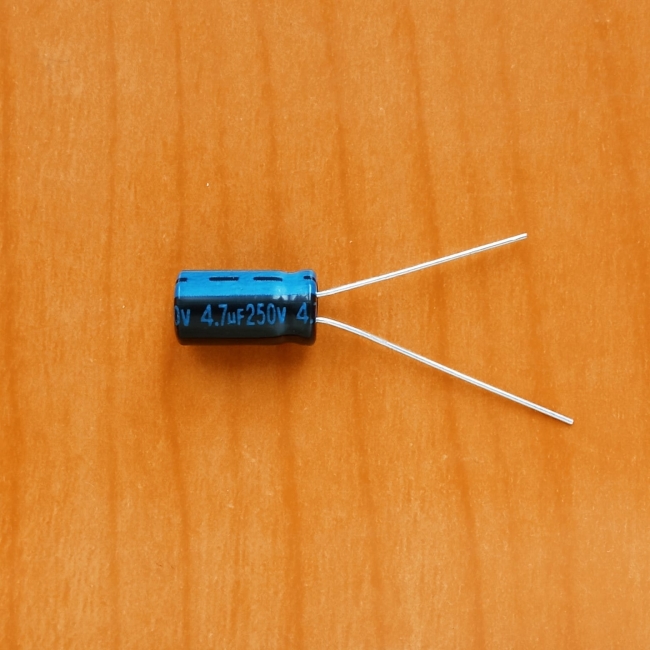 4.7mkF 250v 105C Jamicon TK
