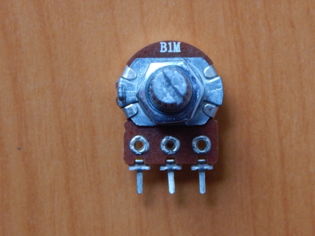 Резистор переменный 3-pin B1M d=16mm L=20mm моно с рифлением (№1)
