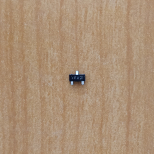 Стабилитрон SMD  18v 0.25w (BZX84-C18)  (Y6W)