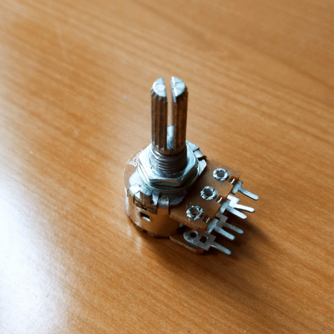 Резистор переменный 6-pin(3+3) B20K d=16mm L=20mm стерео с рифлением (№2)