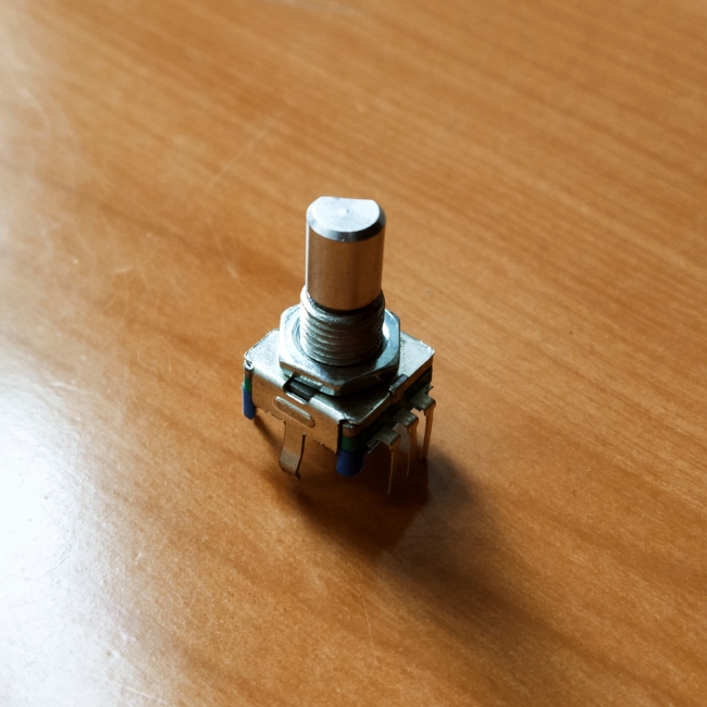 Энкодер 11.7 х 12mm, ручка мет. под спил D=6mm L=15mm (дискр.=20) с кнопкой R20.