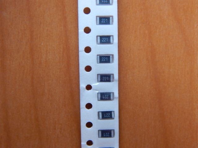 Резистор SMD      220om  0.25w  1206 (220R) 5%  (221)