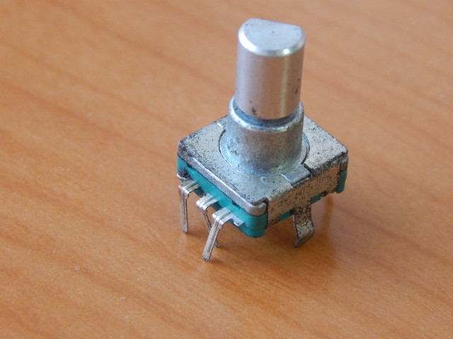 Энкодер 11.7 х 12mm, ручка мет. под спил D=6mm L=14mm (дискр.=30) с кнопкой R1e.
