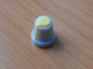 Ручка для аппаратуры D=15mm L=17mm серо-желтая  №2ж