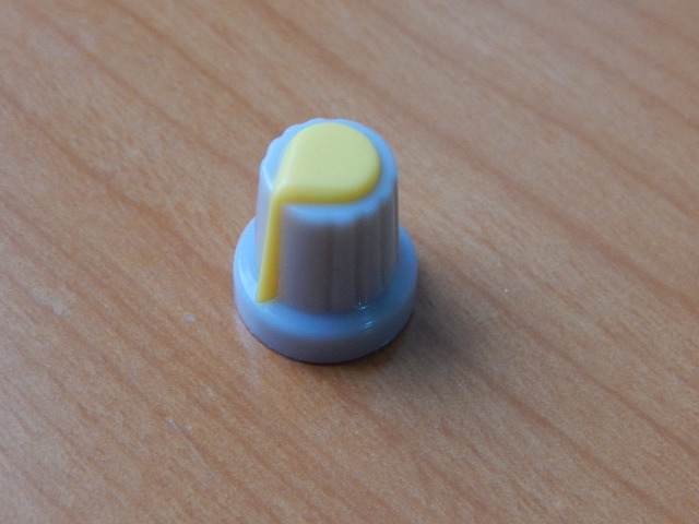 Ручка для аппаратуры D=15mm L=17mm серо-желтая №2ж