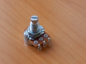 Резистор переменный 3-pin C100K d=16mm L=15mm моно с рифлением  RV16AF-10B6-15K-C100K