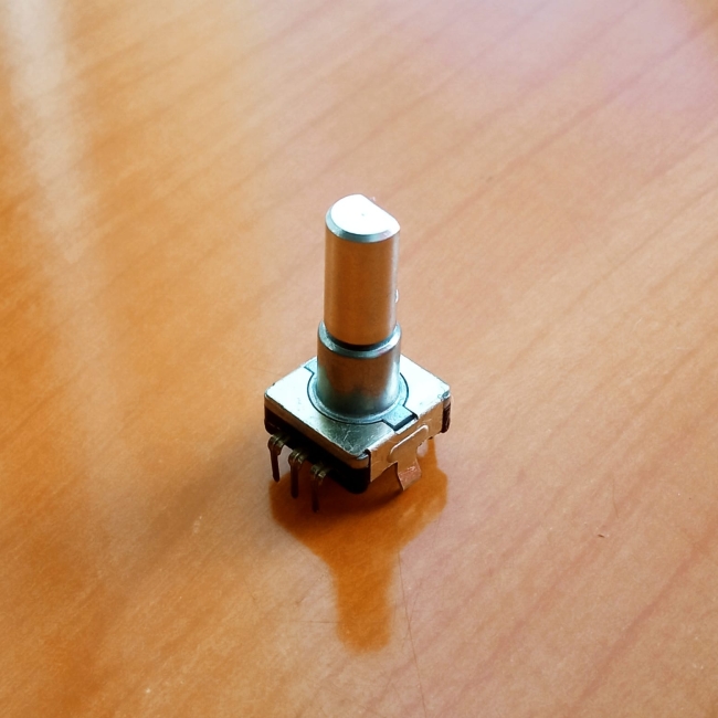 Энкодер 11.7 х 12mm, ручка мет. под спил D=6mm L=18mm (дискр.=30) с кнопкой R1b.