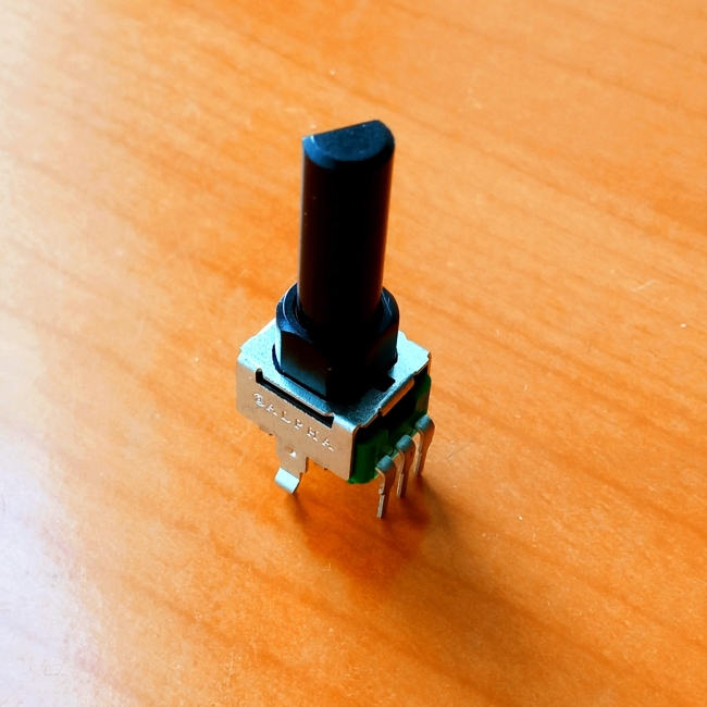 Резистор переменный 3-pin A10K 8x8mm L=30.2mm моно лыска RV09BF-40E1N-215F-A10K-A